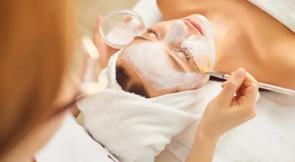 Ile trzymać peeling na twarzy, aby uniknąć podrażnień skóry?