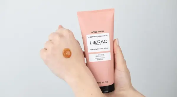 Jaki peeling przed samoopalaczem, aby uniknąć plam i nierówności?