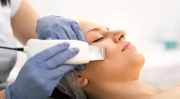 Peeling kawitacyjny czy mikrodermabrazja - który zabieg wybrać dla siebie?