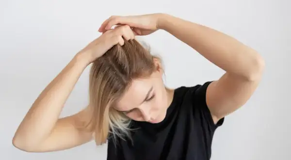 Jaki peeling do skóry głowy wybrać, aby uniknąć problemów z włosami?