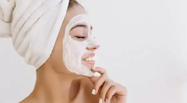 Co daje peeling enzymatyczny? Odkryj jego niesamowite efekty na skórę