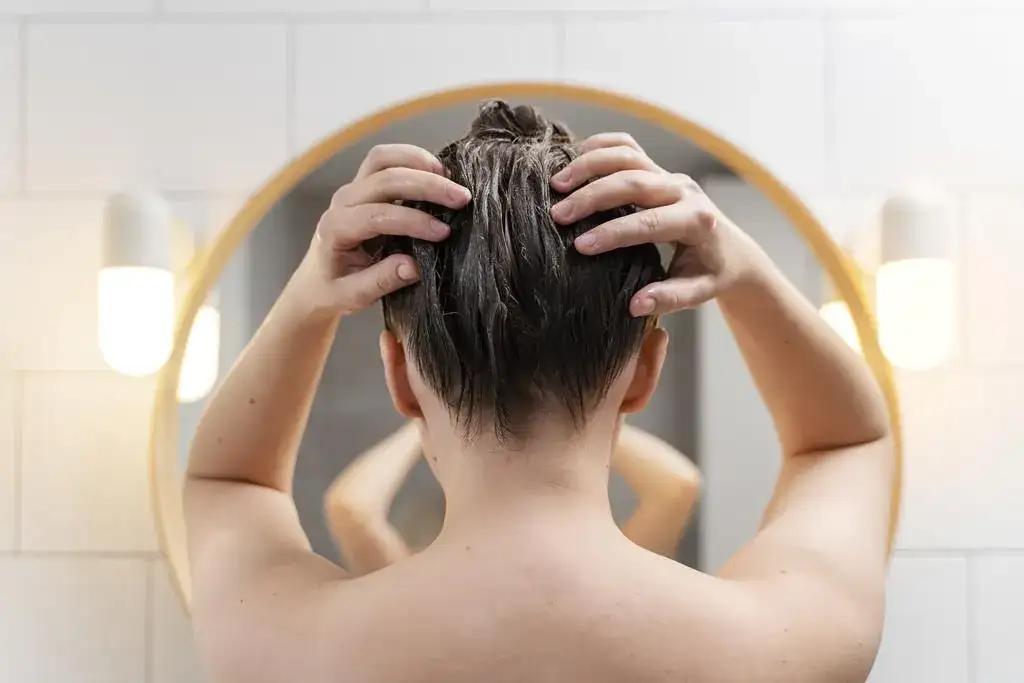 Peeling do skóry głowy na sucho czy mokro - co wybrać dla siebie?